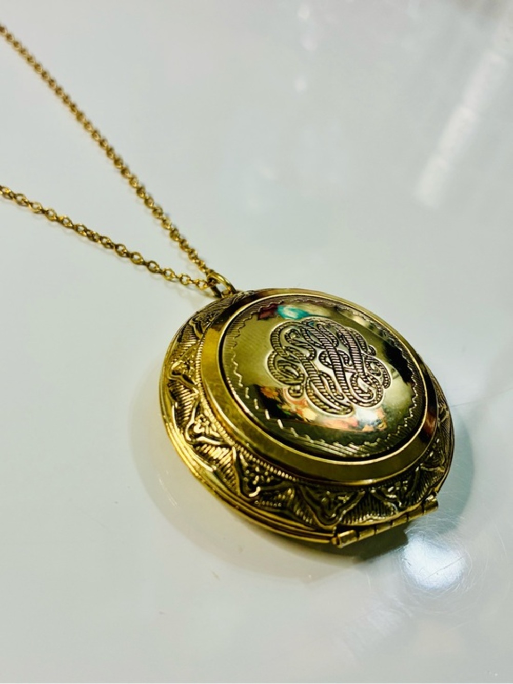 VTG Engraved Gold Photo Locket Medallion Necklace in Warm Gold Lightweight EUC
